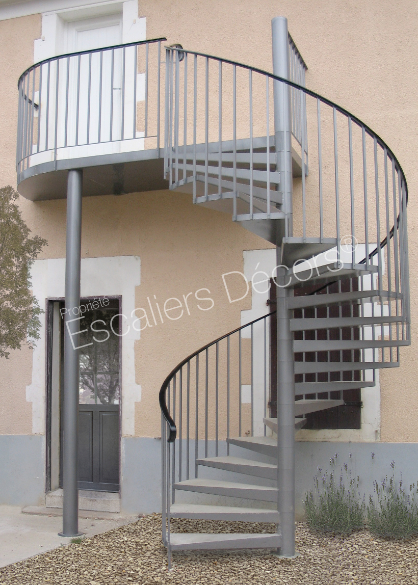 Photo SH15 - Gamme Initiale - SPIR'DÉCO® Classique. Escalier semi-standard d'extérieur en acier galvanisé y compris passerelle métallique à l'arrivée. Vue 2